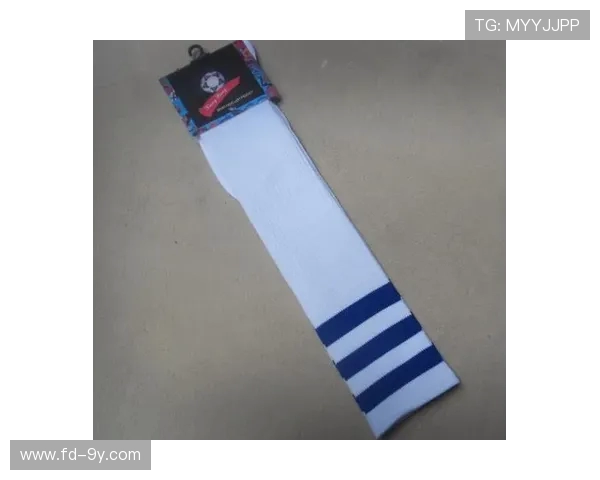 专业级足球生长筒足球袜打造舒适支撑体验提升球场表现的新选择